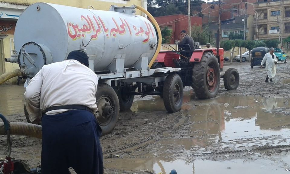 شفط المياه من شوارع سمنود بعد هطول أمطارا غزيرة (6)
