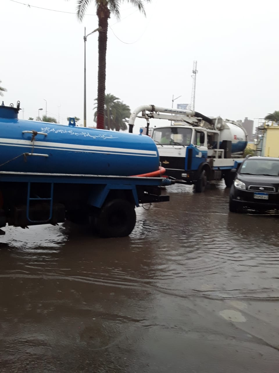 دفع سيارات شفط إضافية بكفر الشيخ والإسكندرية لسرعة إزالة مياه الأمطار (5)