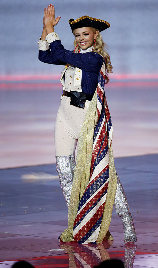 إيمي كوفيلير من الولايات المتحدة تقدم أداء على خشبة المسرح خلال حفل افتتاح نهائي مسابقة ملكة جمال العالم في لندن