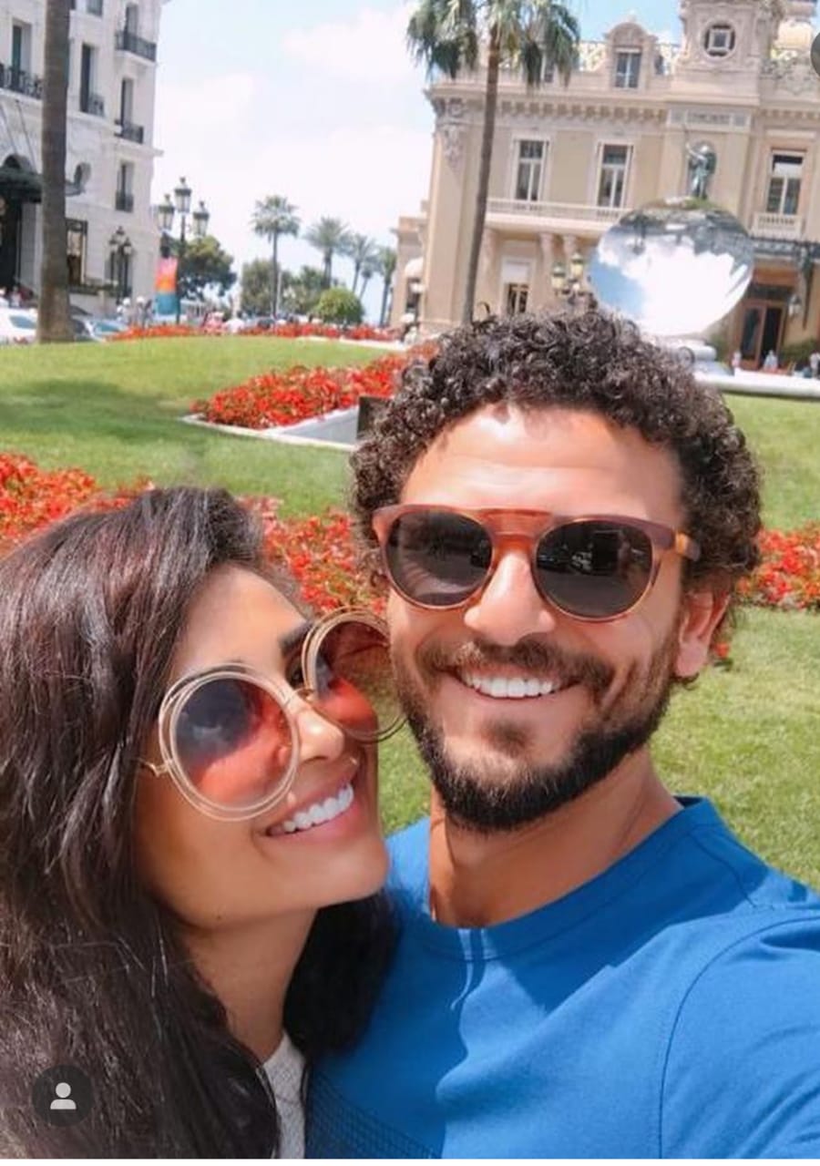 حسام غالى و زوجته بالنظارات الشمسية