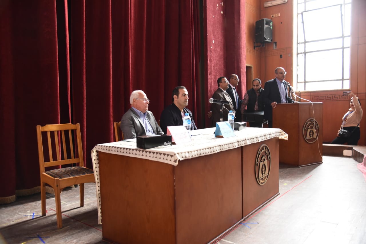  لقاء محافظ بورسعيد مع مديرى المدارس والإدرات التعليميه (8)