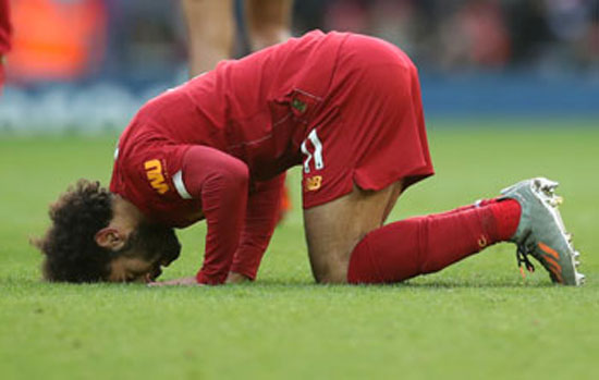 محمد-صلاح-يسجد-شكراً-لله-في-مباراة-ليفربول