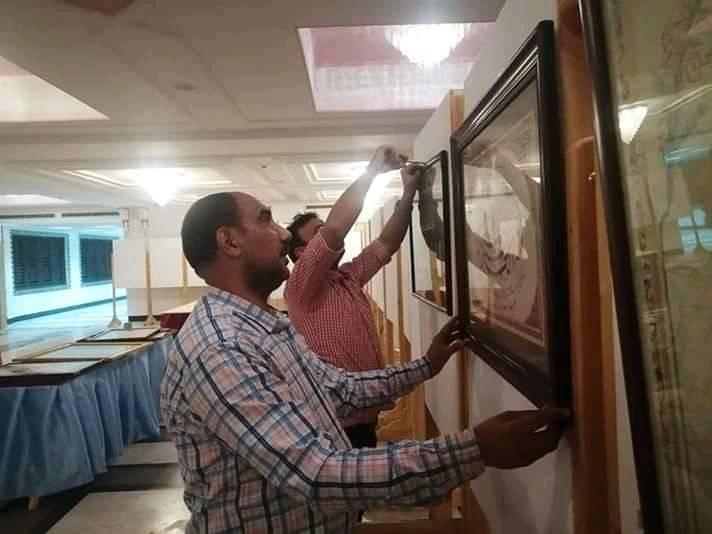 معلم خط عربى يشارك بأعماله الفنية بمعرض الأزهر (2)