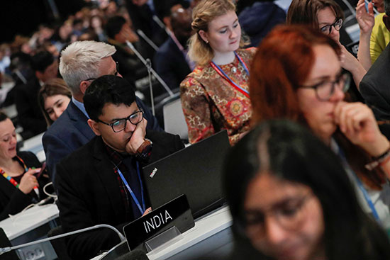 أحد أعضاء وفد الهند يحضر جلسة عامة خلال مؤتمر الأمم المتحدة المعني بتغير المناخ