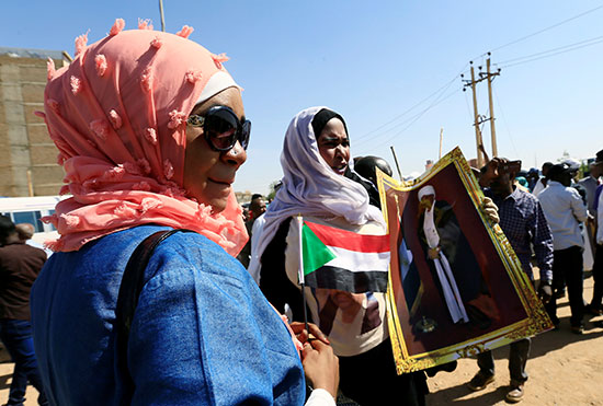 رفع الاعلام السودانية وصور البشير خارج قاعة المحكمة