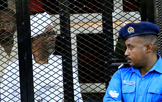 الرئيس السودانى المعزول عمر البشير داخل قفص المحاكمة