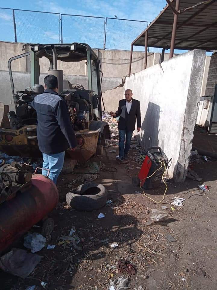 رئيس مدينة الشهداء يتفقد مصنع تدوير القمامة (1)