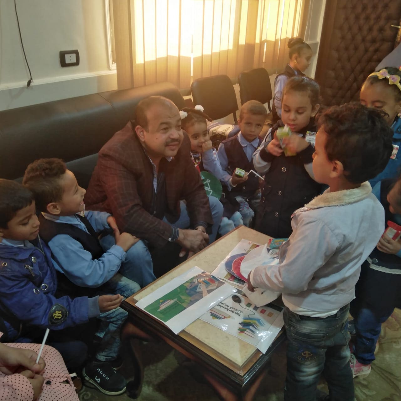 رئيس مدينة أرمنت يستقبل تلاميذ مدرسة رياض أطفال (1)