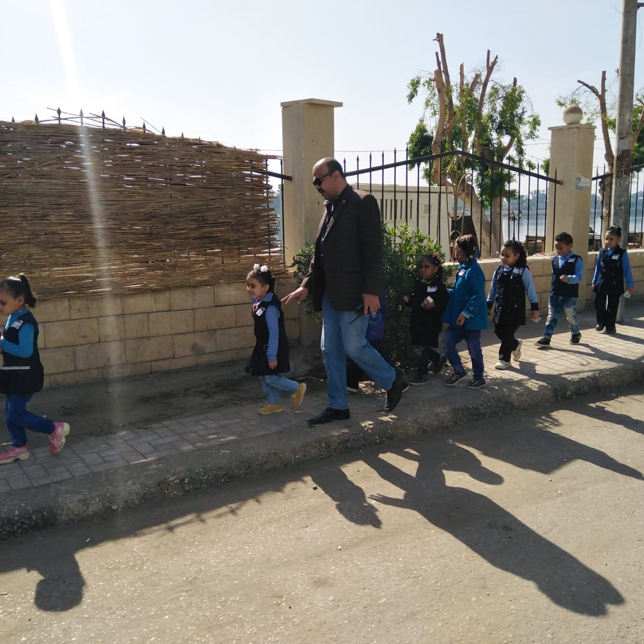 رئيس مدينة أرمنت يستقبل تلاميذ مدرسة رياض أطفال (3)