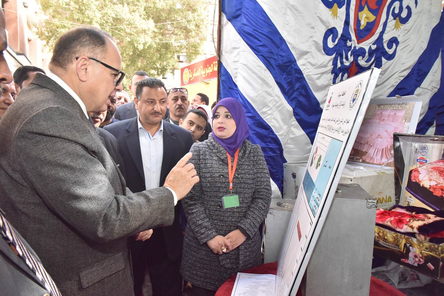 محافظ أسيوط يفتتح معرض خير مصر للمنتجات  (1)