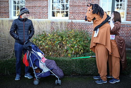 المشاركون يستعدون لسباق لندن بانتوميم للخيول السنوي في جرينتش