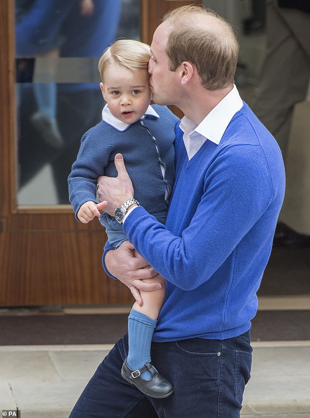 دوق كامبريدج يقبل ابنه الصغير الأمير جورج