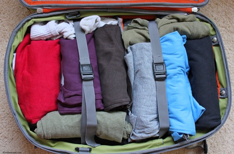 المشجب هو ما تعلّق عليه الثياب ونحوها. حقيبة السفر. أدوات السفر