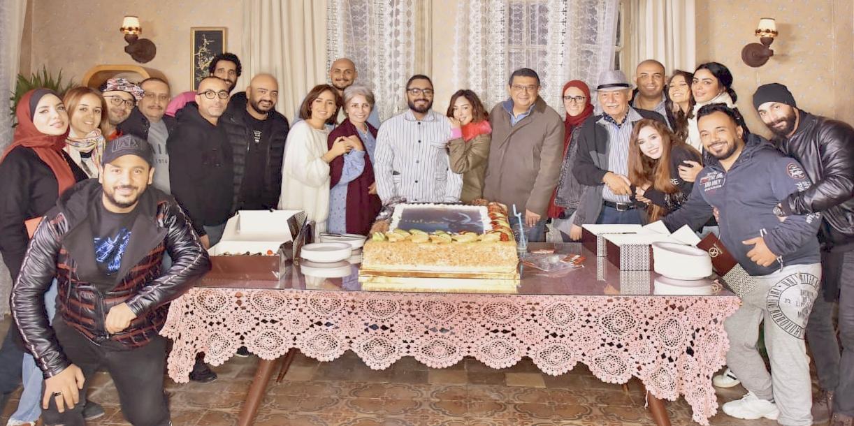تامر حسني مع أسرة فيلم مش أنا