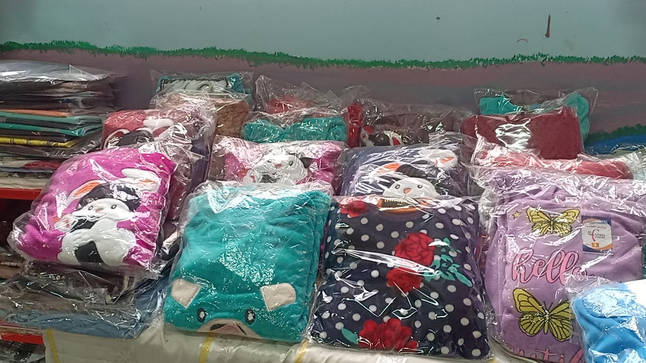  توزيع ملابس مجانا على طلاب مدارس البرلس (4)