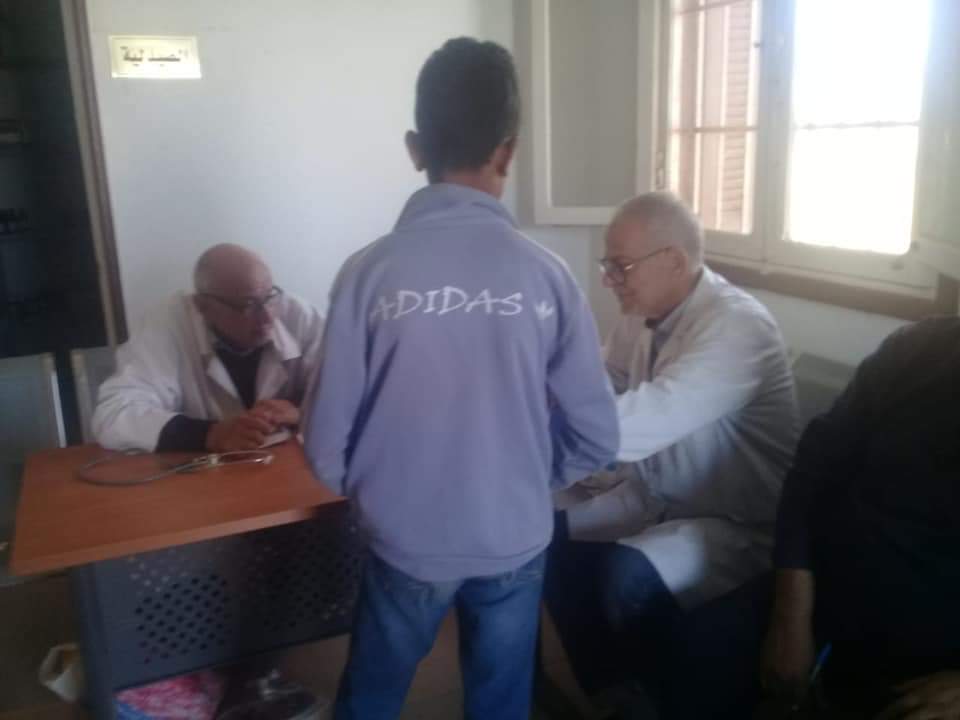 الكشف على المواطنين بالقافلة الطبية بقرية مرسى حميرة (4)