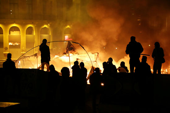المحتجين يشعلون النيران فى الشارع