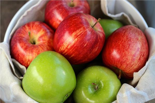 كيف يمكن للتفاح المساعدة في خفض نسبة الكولسترول الضار بالجسم؟ - مضادات الأكسدة في التفاح وتأثيرها على الكولسترول الضار