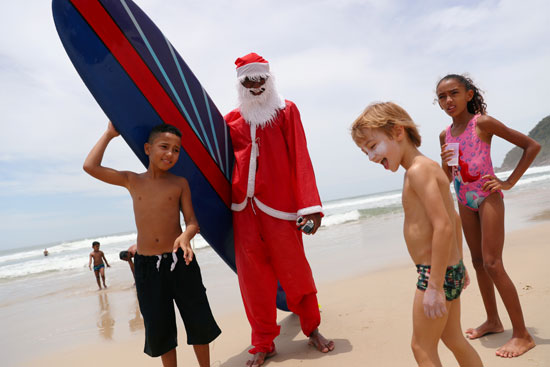 فرحة الأطفال على شواطئ البرازيل