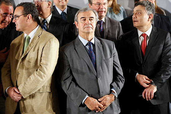 وزير الشؤون الداخلية الجديد لأوروجواي خورخي لاراناجا يقف بجانب الأعضاء الآخرين في مجلس الوزراء