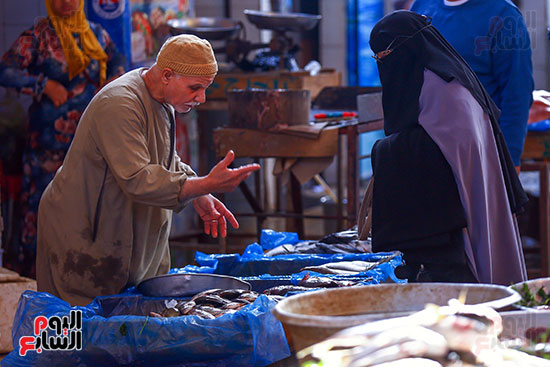 بيع وشراء في سوق السمك بالمنيب