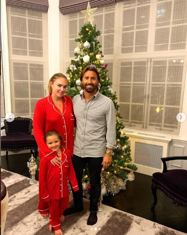 تمارا إكلستون  مع زوجها وابنتها في عطلة عيد الميلاد