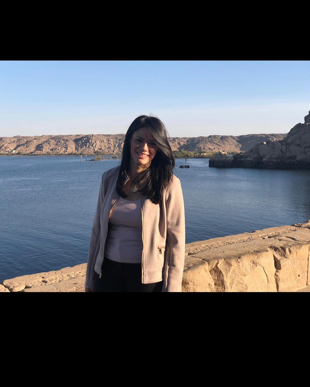 وزيرة السياحة وخلفها نهر النيل