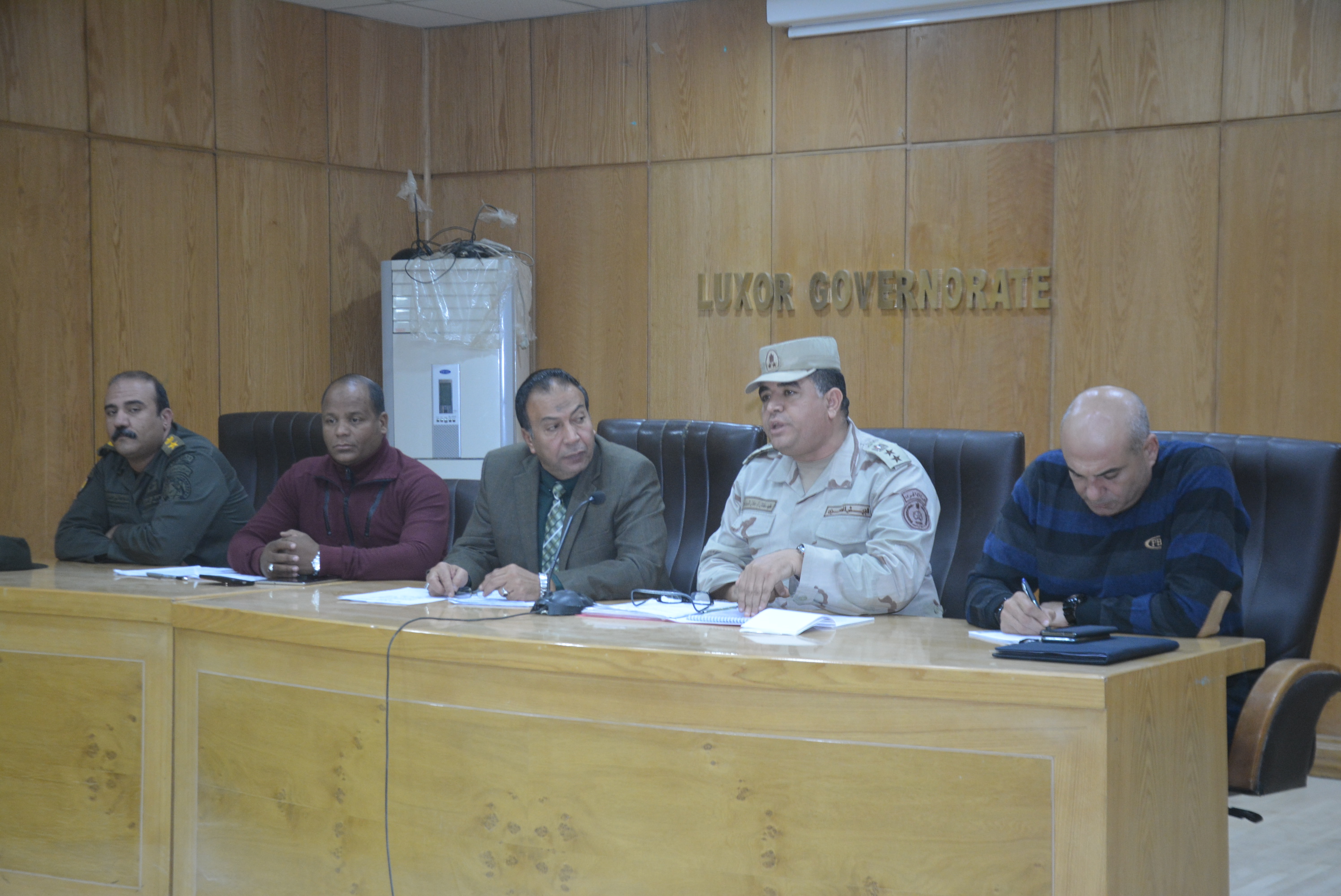 سكرتير محافظة الأقصر يجتمع لتنسيق تدريب مشترك مع قوات الدفاع الشعبي صقر 58 (1)