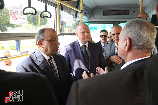 وزير التنمية المحلية ومحافظ القاهرة فى جولة بالأتوبيس الجديد