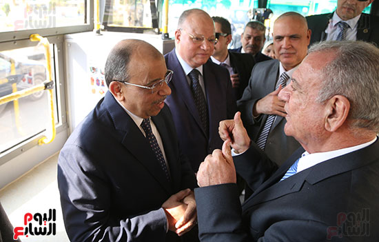 وزير التنمية المحلية ومحافظ القاهرة فى جولة بالأتوبيس الكهربائى (17)