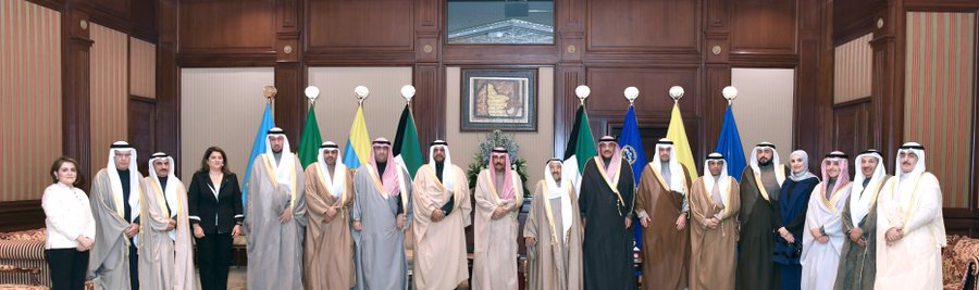 أمير الكويت وسط الحكومة الجديدة