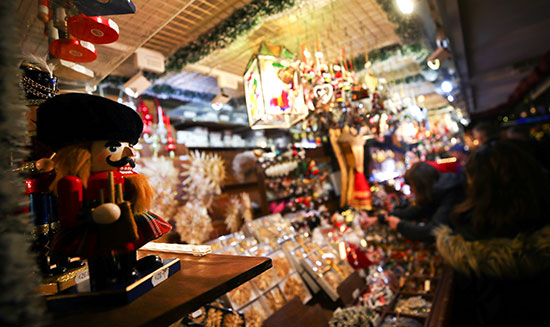 المحلات المزخرفة الموسمية في سوق عيد الميلاد في نورمبرج بألمانيا