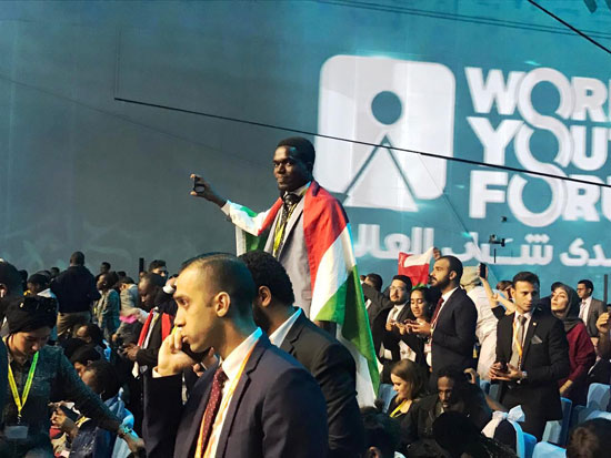 الشباب يرفعون صور الرئيس السيسى فى ختام منتدى شباب العالم (11)