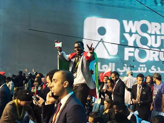 الشباب يرفعون صور الرئيس السيسى فى ختام منتدى شباب العالم (10)