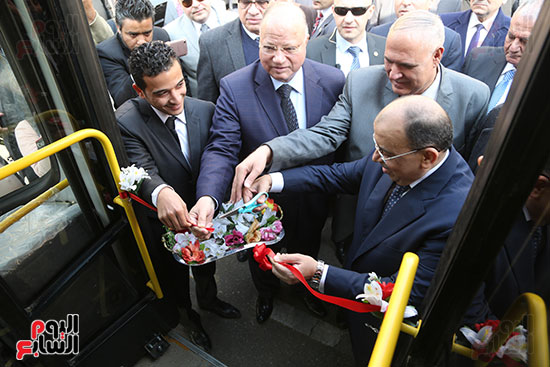 وزير التنمية المحلية ومحافظ القاهرة خلال استلام الدفعة الجديدة من الأتوبيس