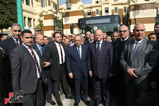وزير التنمية المحلية ومحافظ القاهرة فى جولة بالأتوبيس الكهربائى (19)