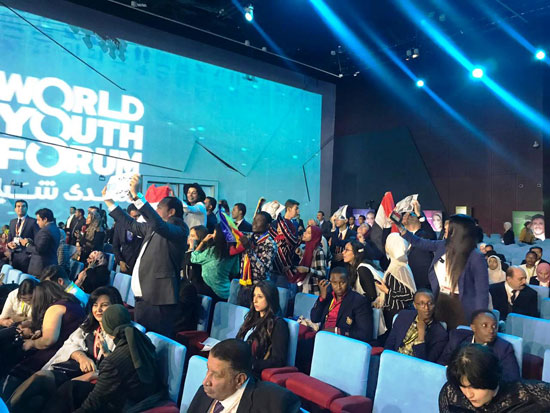 الشباب يرفعون صور الرئيس السيسى فى ختام منتدى شباب العالم (1)