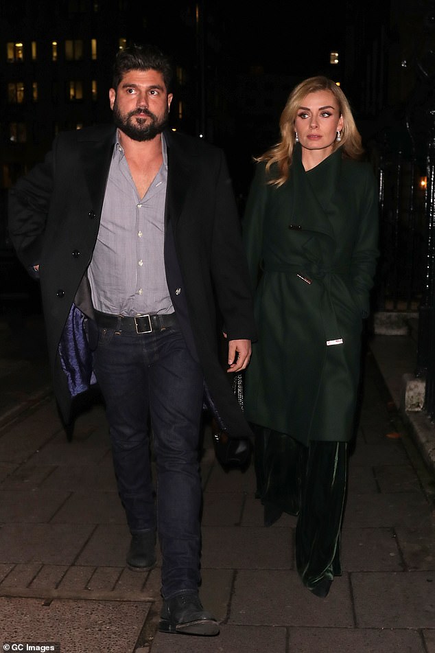 كاثرين جنكينز  مع زوجها في شوارع لندن