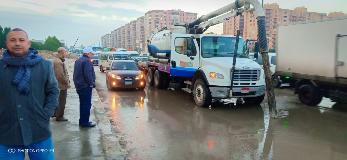 سيارات شركة صرف القاهرة خلال شفط مياه الأمطار فور سقوطها