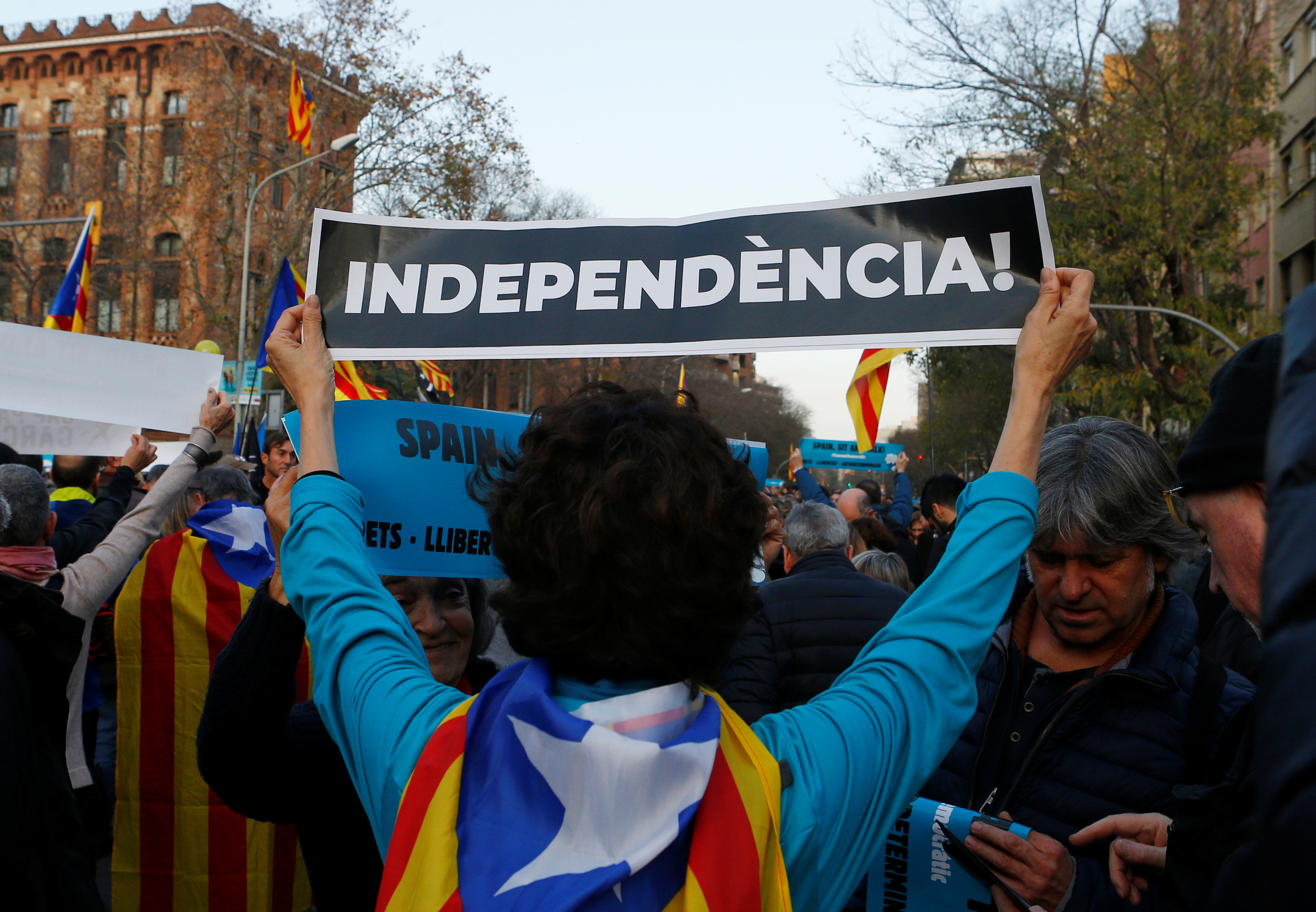 أحد مشجعى برشلونة يحملون لافتة المطالبة بإستقلال كتالونيا عن إسبانيا