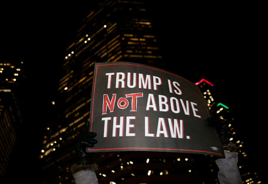 لافتة ترامب ليس فوق القانون