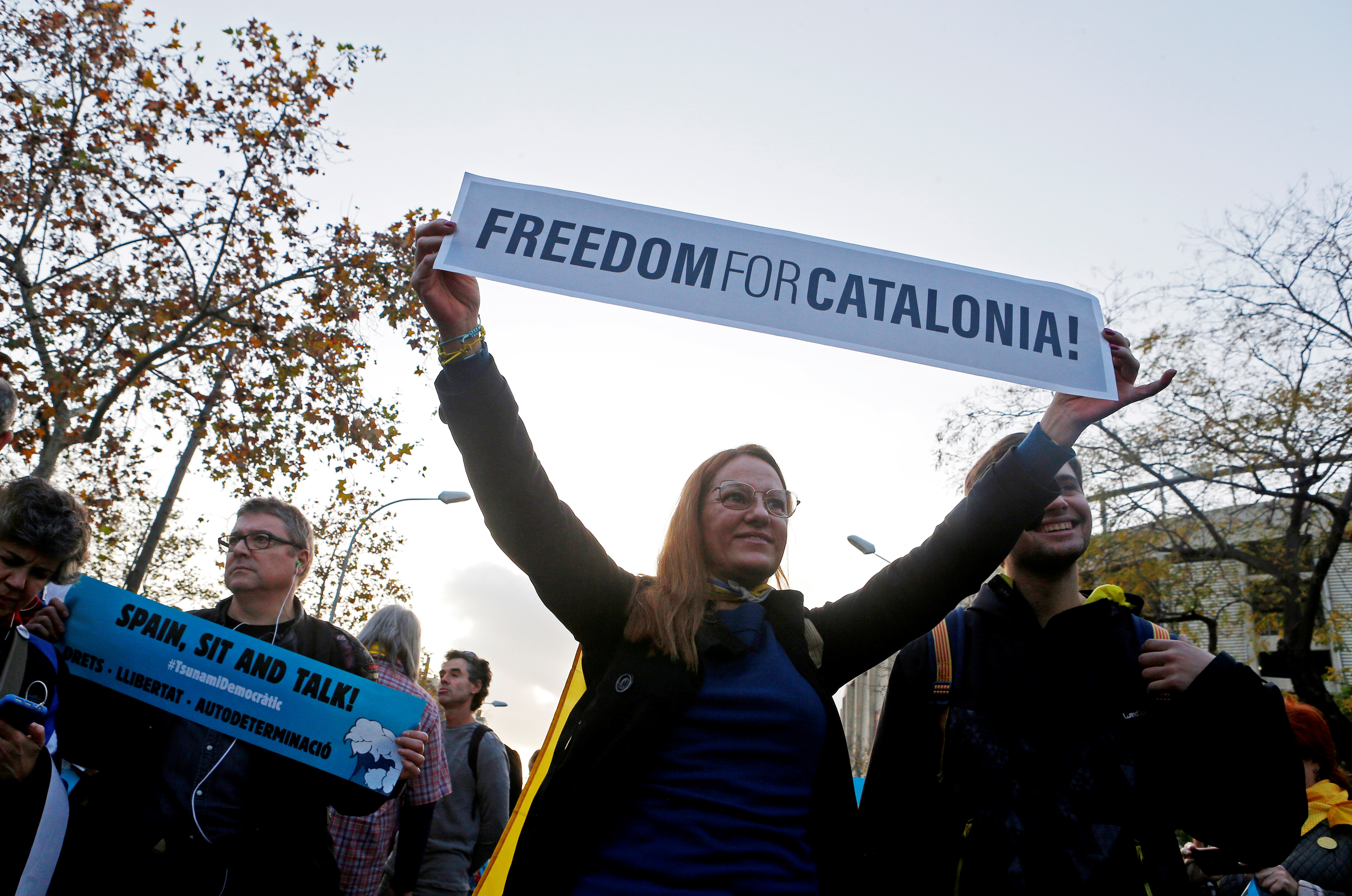 مشجعة كتالونية تطالب بالإستقلال