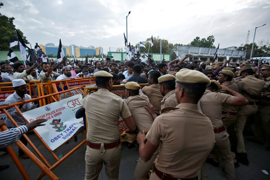 الشرطة الهندية تعتدى على المتظاهرين