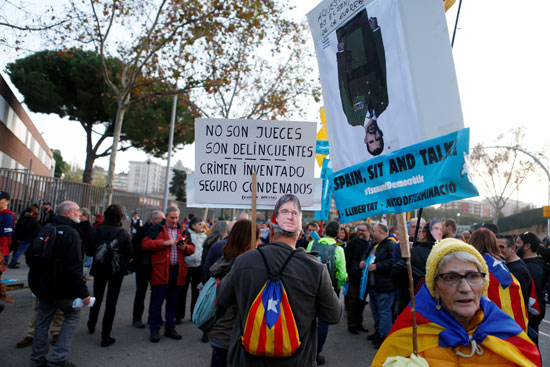 تظاهرات تطالب باستقلال كتالونيا فى محيط ملعب كامب نو قبل انطلاق الكلاسيكو