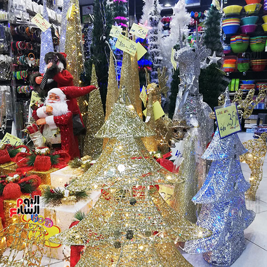 عرض اشجار الكريسماس وبابا نويل داخل المحلات
