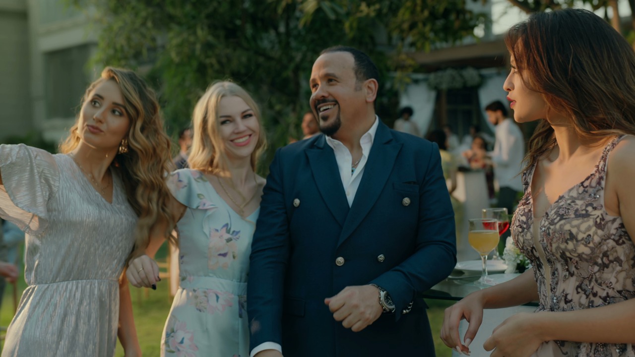 هشام عباس فى كليب الفترة اللى فاتت (4)