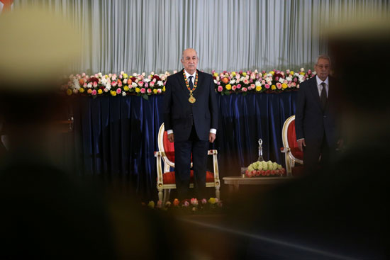 الرئيس-الجزائري-المنتخب-عبد-المجيد-تبون-يقف-أثناء-مراسم-أداء-اليمين