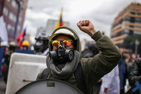 أحد المحتجين فى بوجوتا