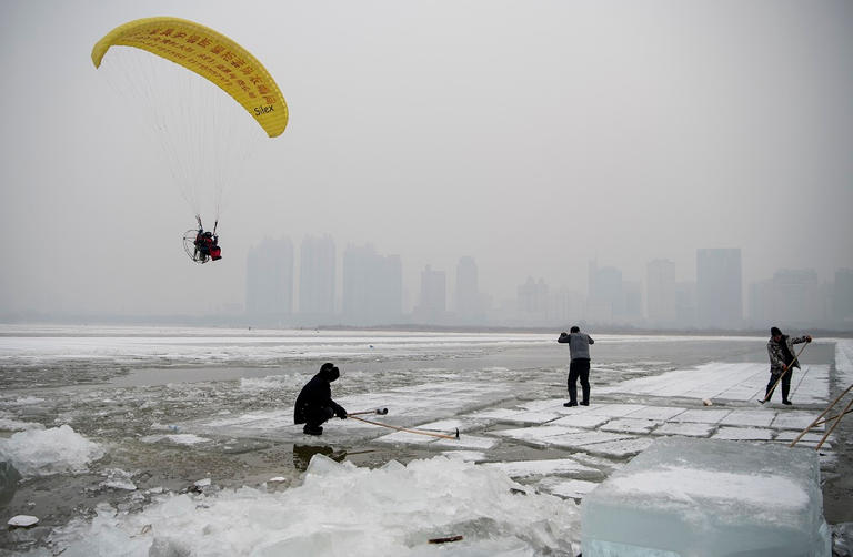 عمال تقطيع الجليد فى الصين
