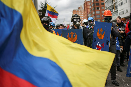 يحمل المحتجون علم كولومبيا